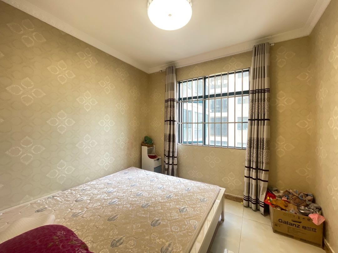 新城壹号精装3房出租，拎包入住，预约看房。