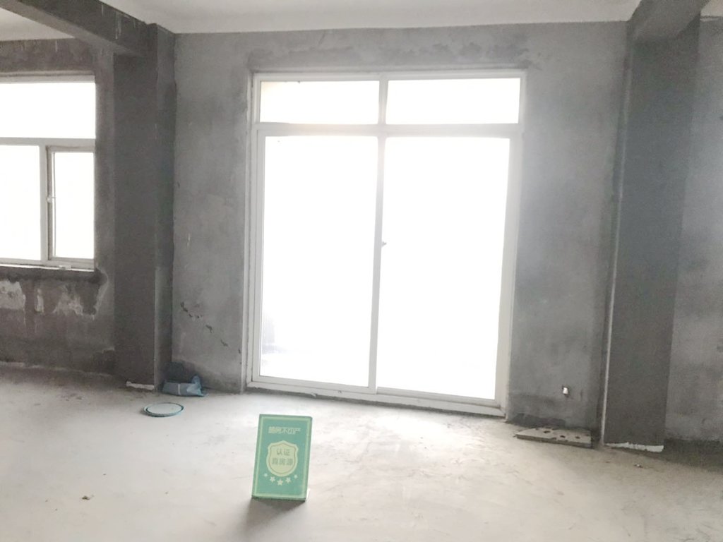 南城新区明珠新城毛坯小三房证满二电梯边户采光很好视野很好