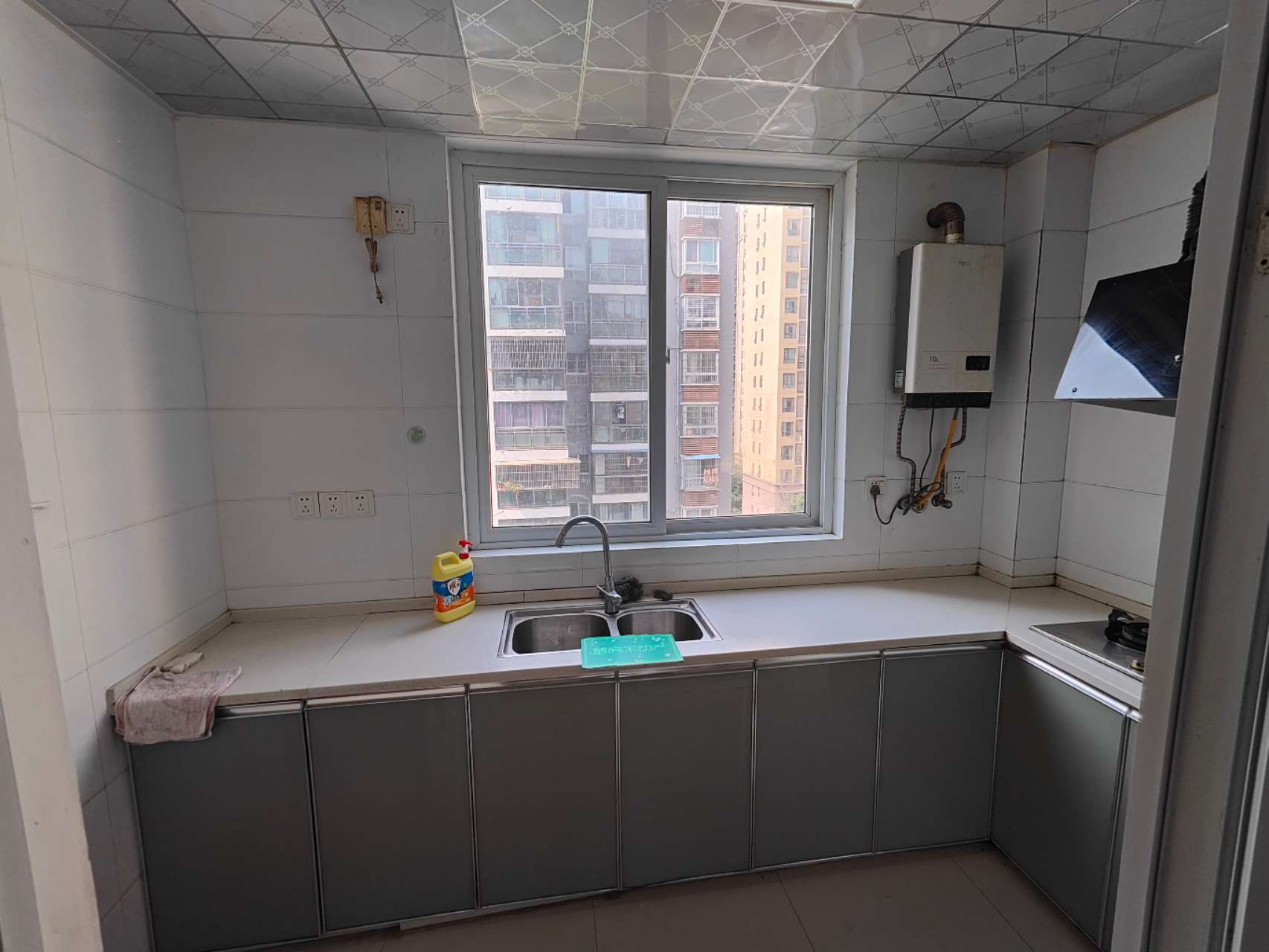 买它准没错了，东边50米三中，西边100米惠优谷幼儿园，往北300米沔小！汉江景苑小高层非常稀缺的精装三房两卫，