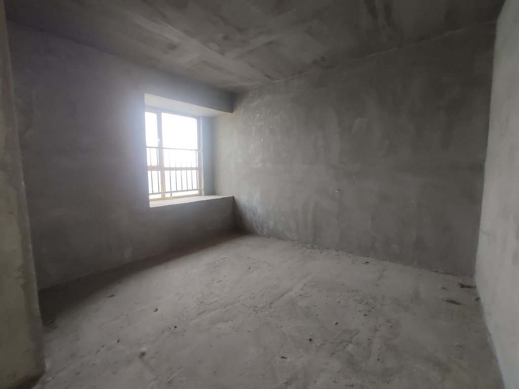 清华园毛坯大三房.中间楼层.看房方便