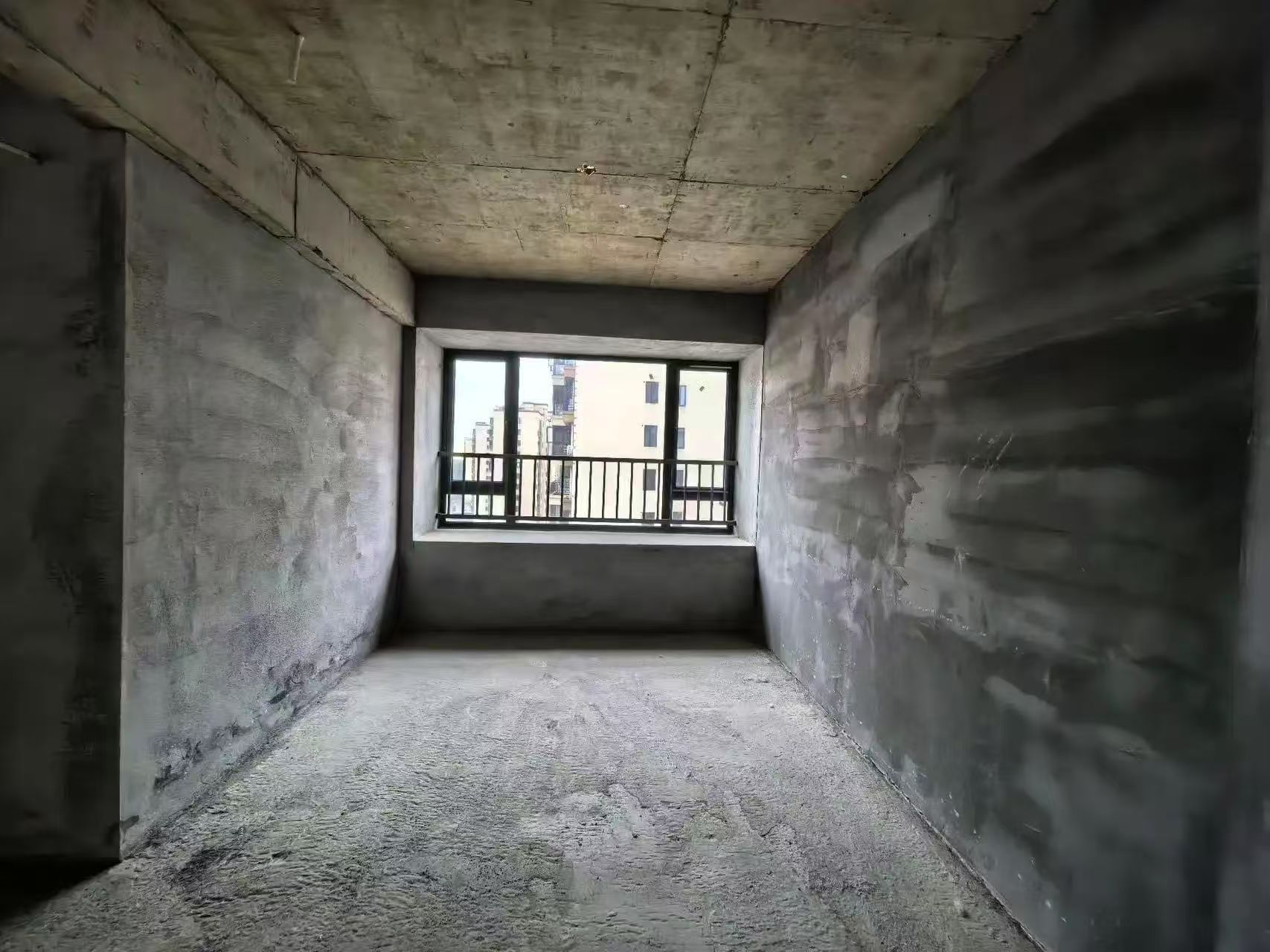 城南，荣怀A区，毛坯三房，边户小高层，好楼层，72万包营业税