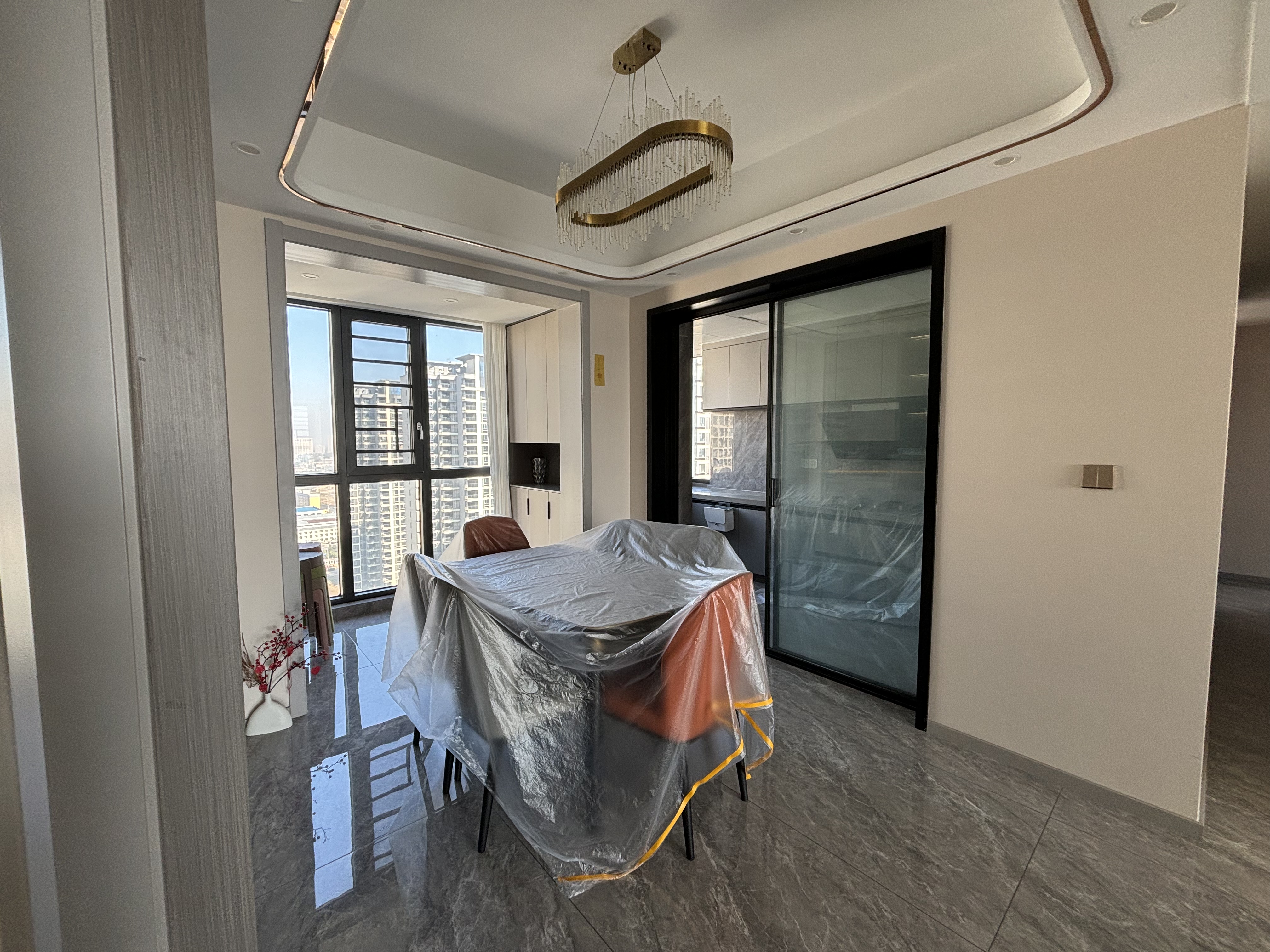 风和日丽.全新品牌装修三房.出门就是學笑.看房方便