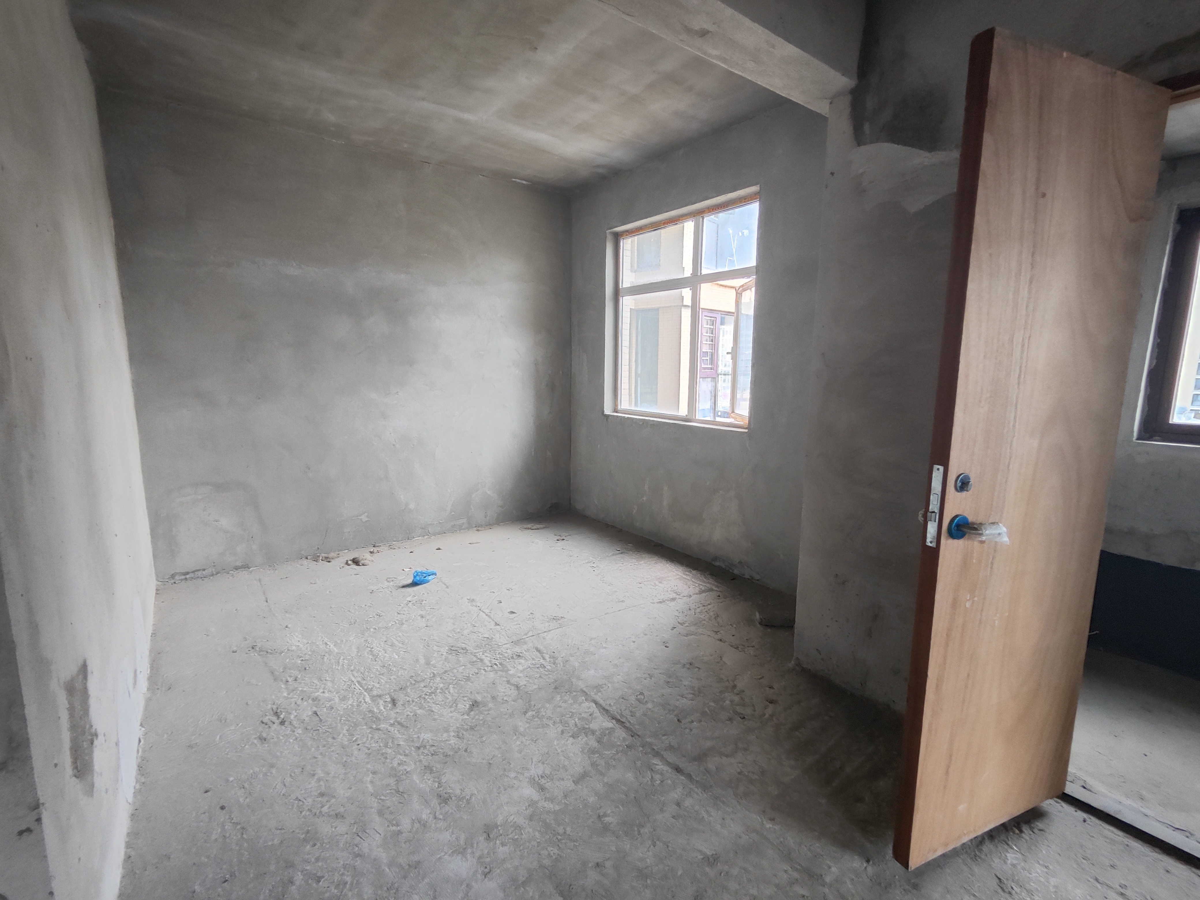 领秀城毛坯大三房三开间朝南满二证在手人车分流小区