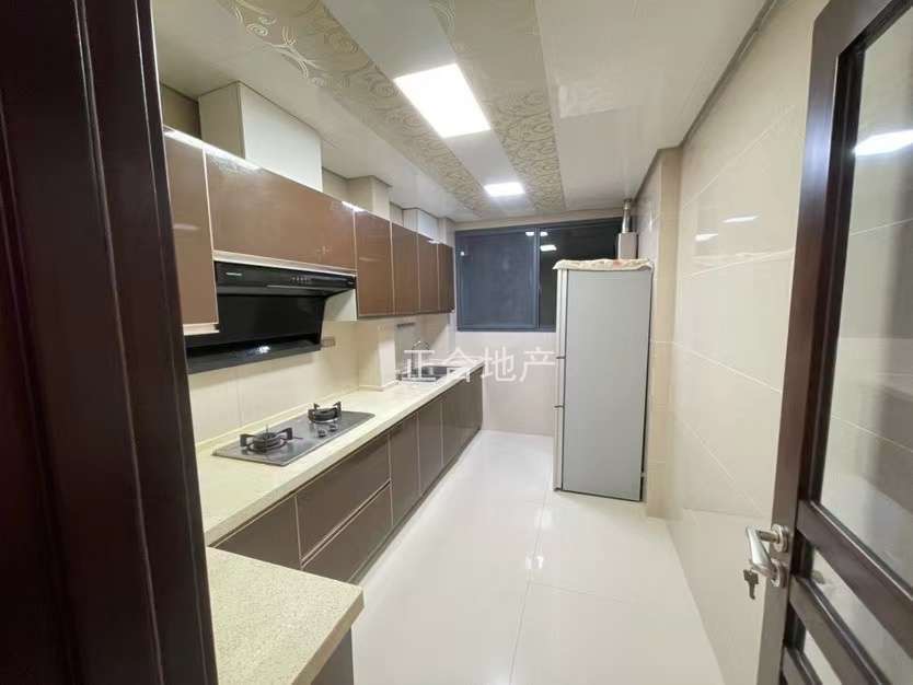 新妇幼对面，世纪雅园，精装三房，满五，优质好房，家具家电齐全