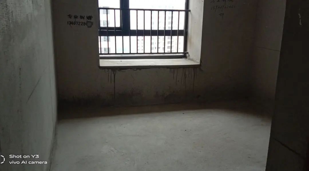 捡漏，森林国际翡冷翠，户型方正，毛坯三房，证满二