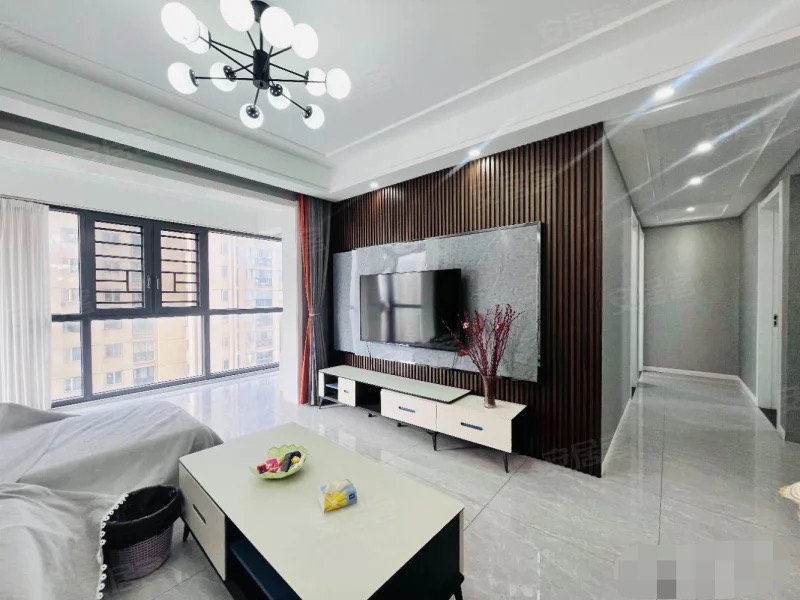 城西，锦绣江山三期，楼龄新、户型好，精装3房2卫，9.5成新，中间楼层，拎包直住！