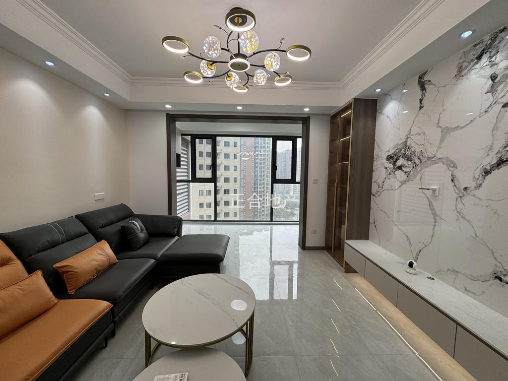 城南，蓝天白云，带车位，边户，全新装修，一天没住， 好楼层，拎包入住，证满二