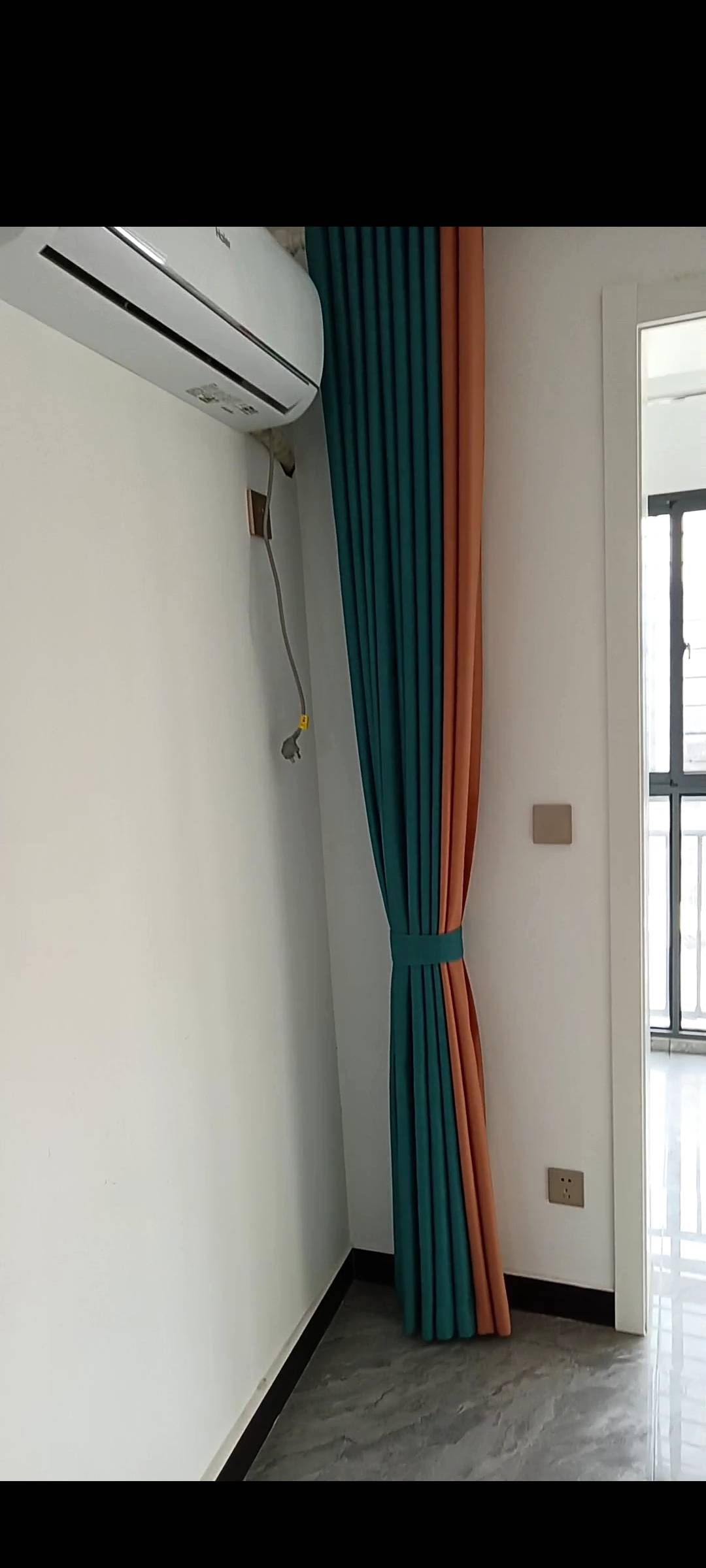 房东直租无中介费，全新的三室两厅两卫一厨，家具家电齐全全新，拎包即可入住