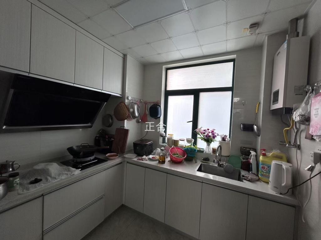 城南，亏本出售，新街，精装三房，成色新，电梯好楼层，证满二