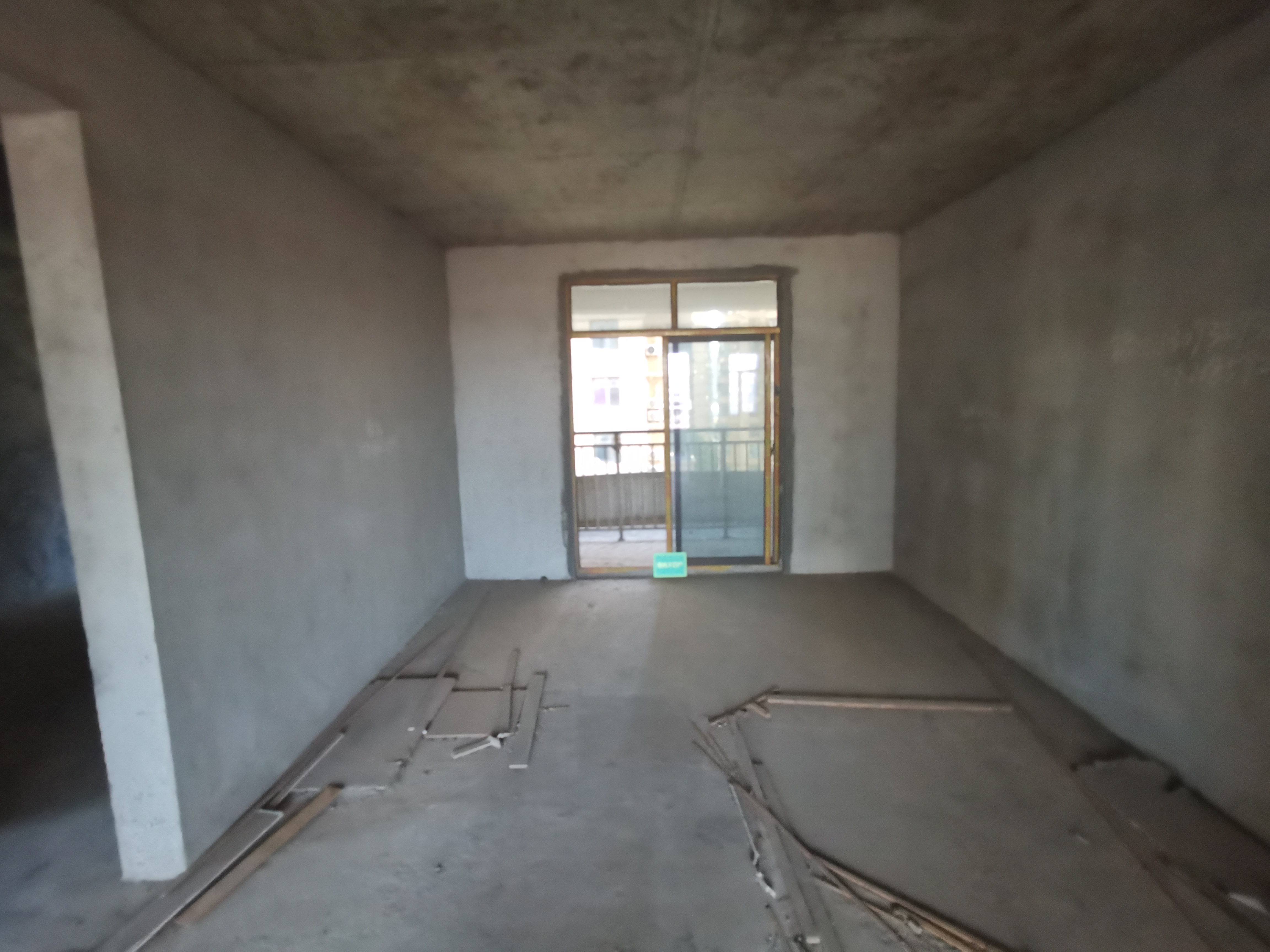 颐和公馆毛坯大三房，赠送面积多  业主诚心卖  看房方便