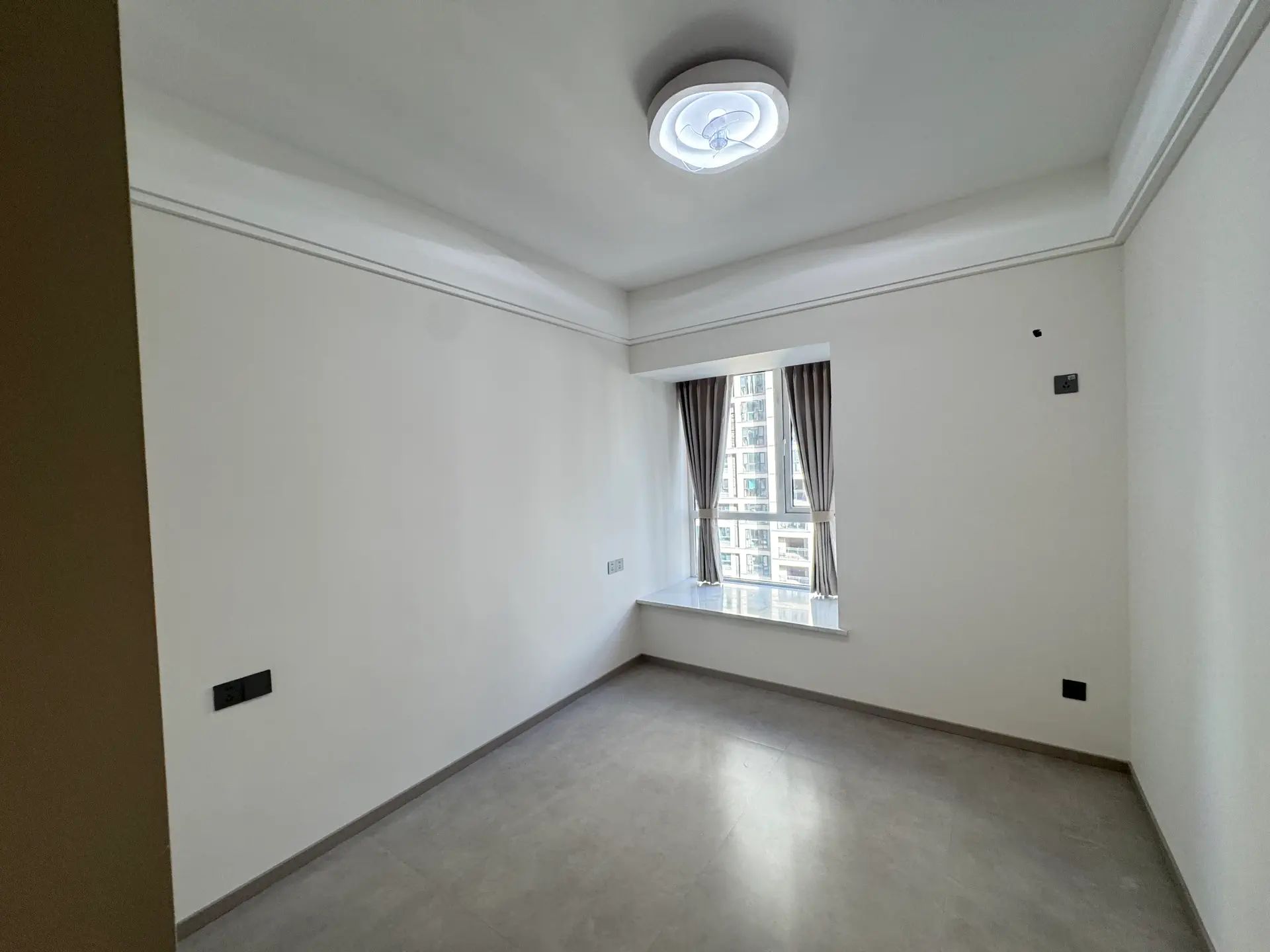 城西，风和日丽，精装四房，送一个地下车位，中间楼层，实小，仙桃三中，南北通透