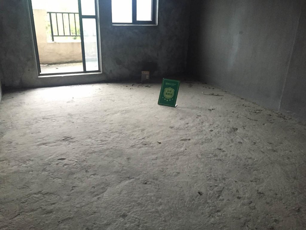 绿地华庭联排别墅，环境好的吓人，每天鲜氧环绕景色宜人