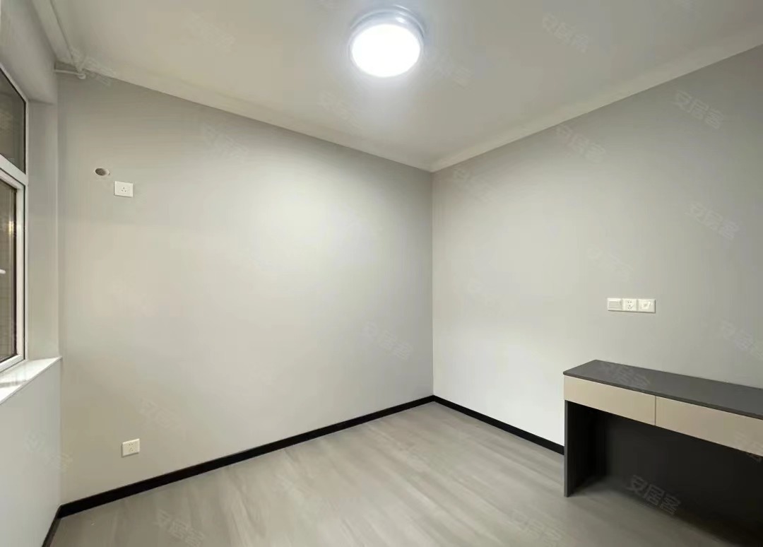 75，降价了，电梯小高层，全新精装3房，前后无遮挡，采光视野好，婚房必选！