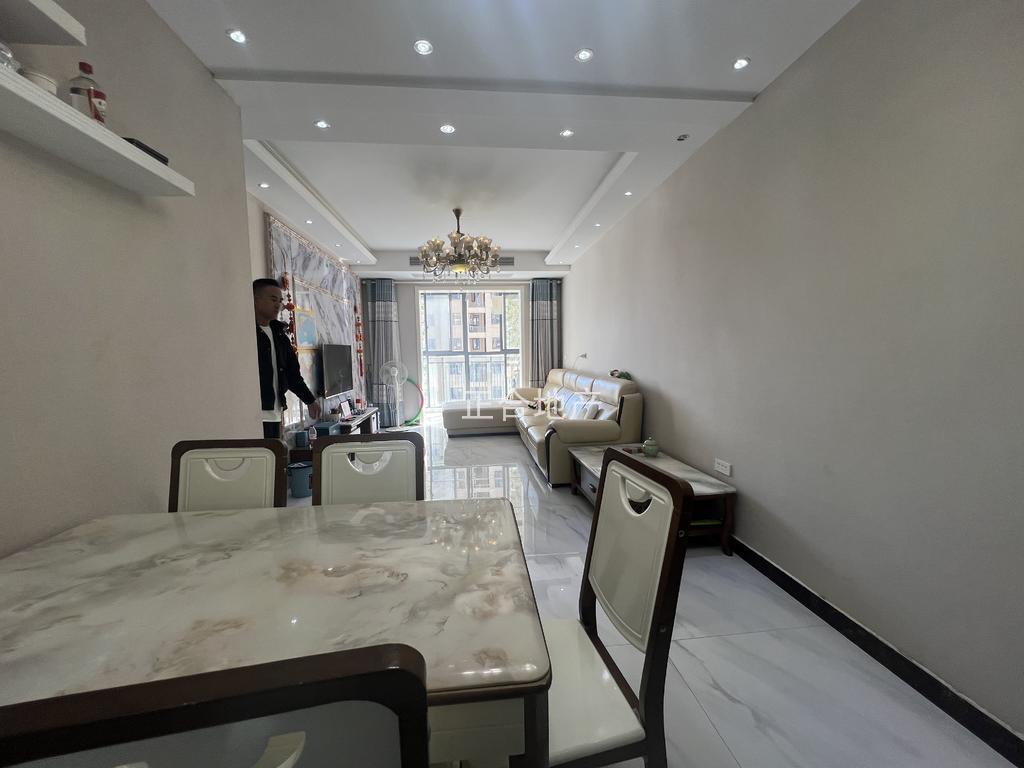 捡漏，房东急售，双湖景房，森林国际，精装3房，电梯好楼层。装修成色新