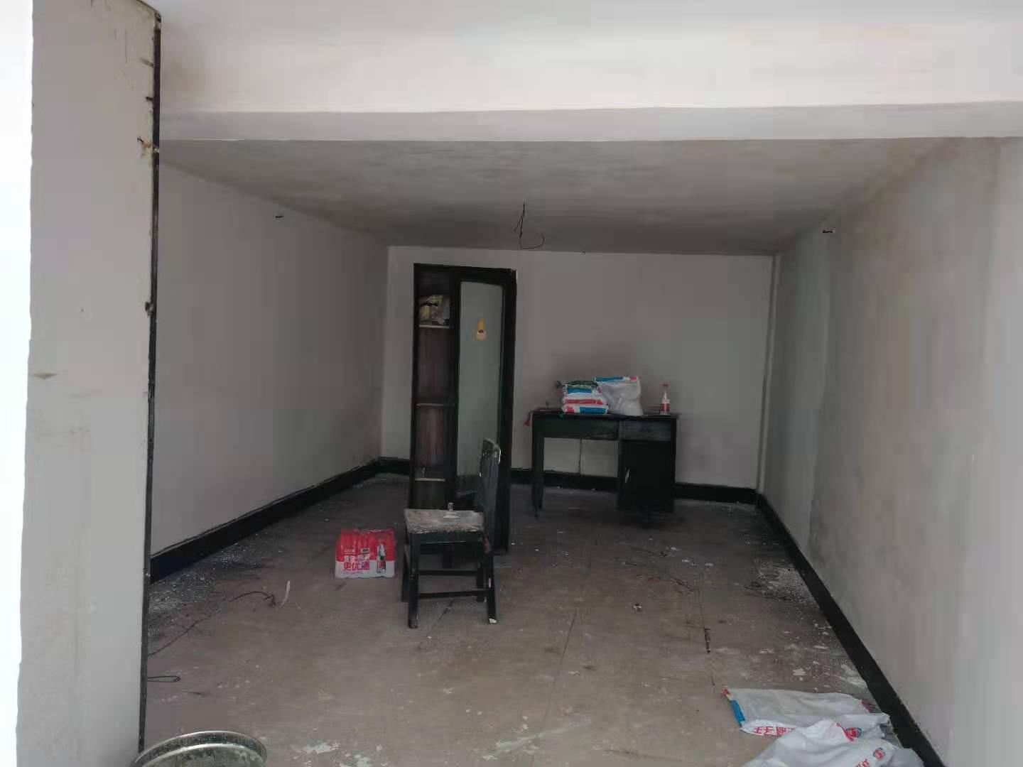 对面是富迪，好楼层，南北通透， 是送地下车库， 售70万元