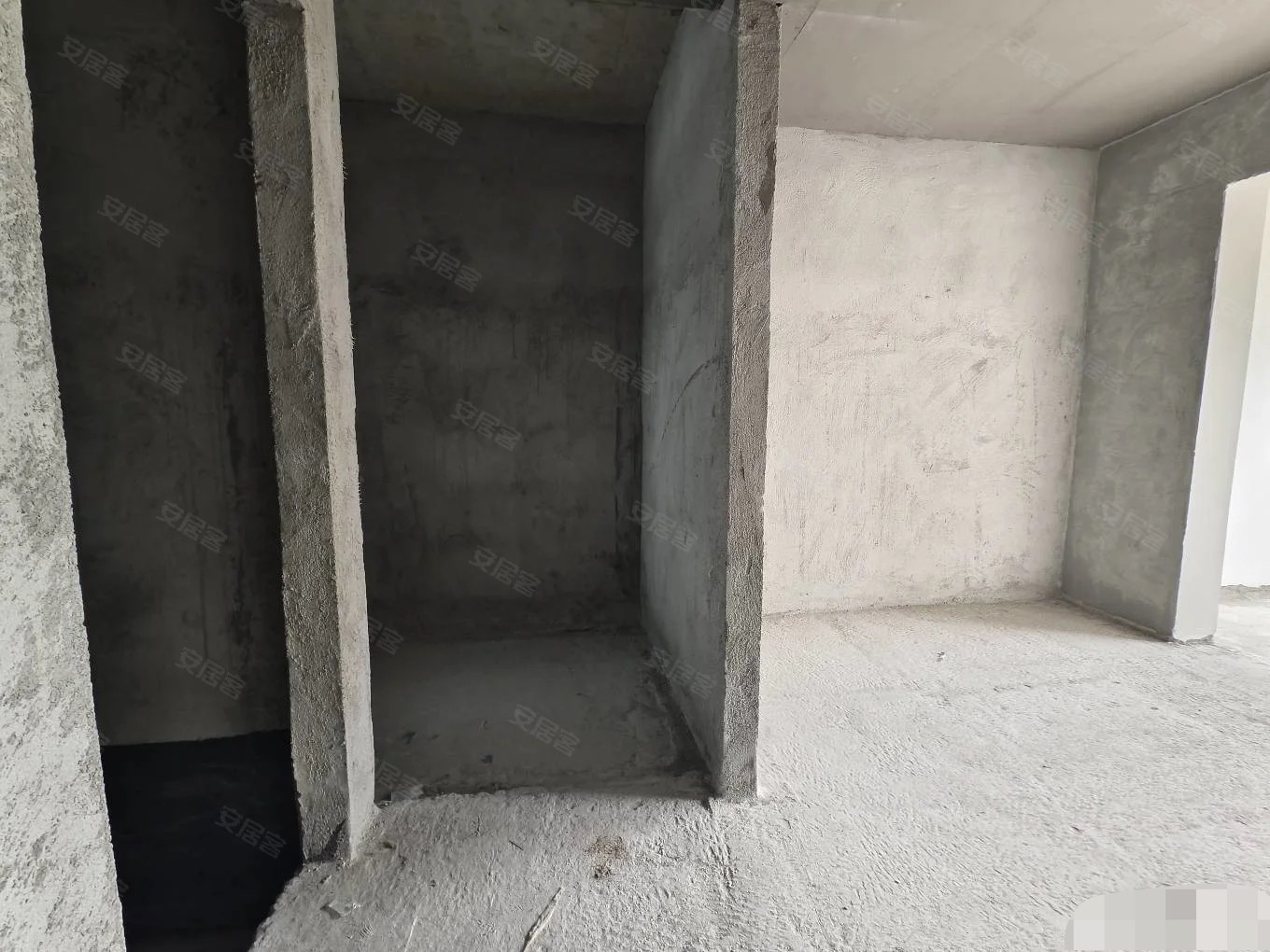 215，降价了。降价了，急售，朝阳丽景，比售楼部还便宜，单价5737，中间好楼层，毛坯两房，