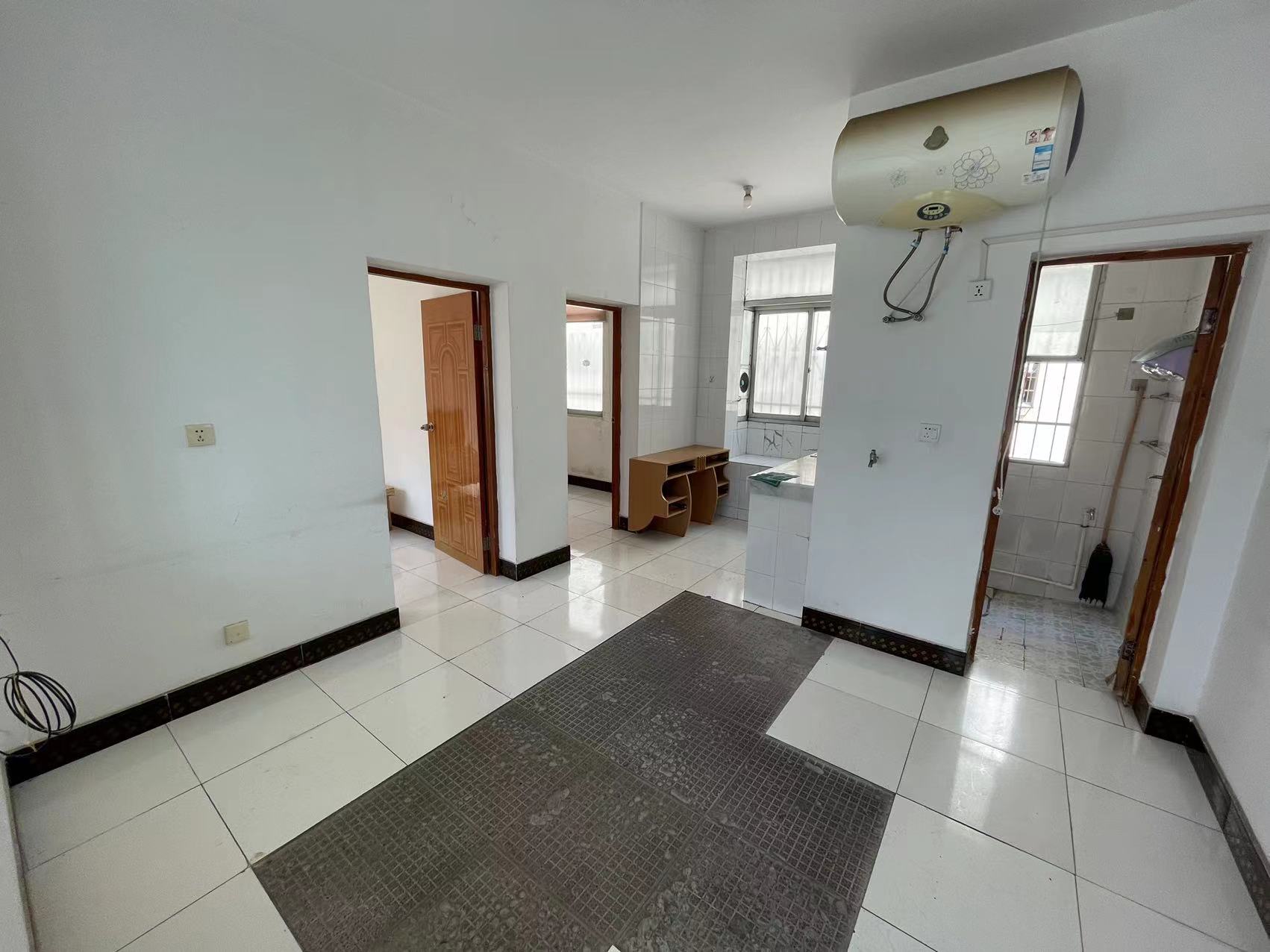 沔中隔壁，汉江学生公寓，精品两房，楼下有架空层，相当于二楼，满二