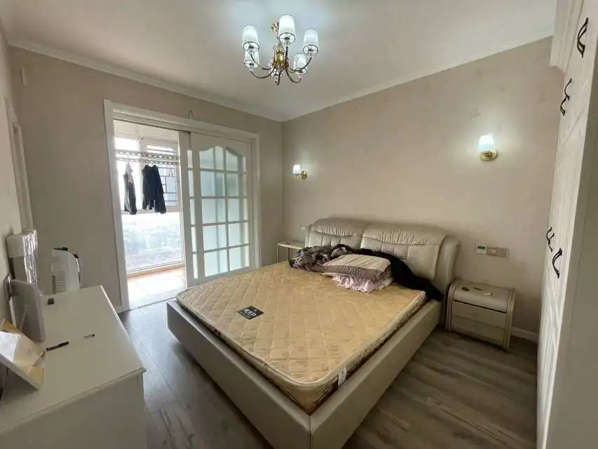 满庭春3室2厅2卫全新精装修中间楼层55万优价出售！