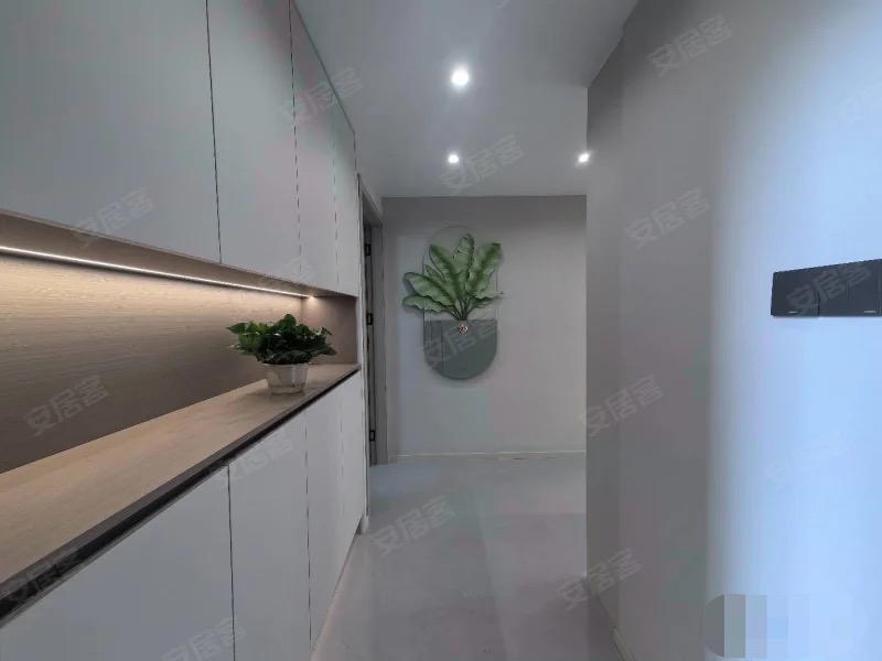 城南，御湖世家，大边户，单价5800，精装三房，送家具家电，9.9成新，一天未住