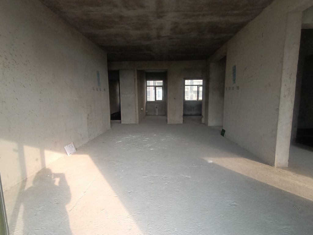 蓝天新城 毛坯大三房 单价低 户型方正 看房方便