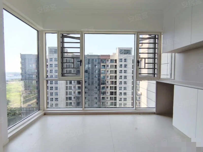 银湖城，全新装修，精装三房二卫，证件满二，单价5200，南北双阳台，中间楼层