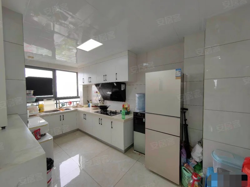 城东，君临天下，9.9新，精装大两房，电梯好楼层，满两年，采光好