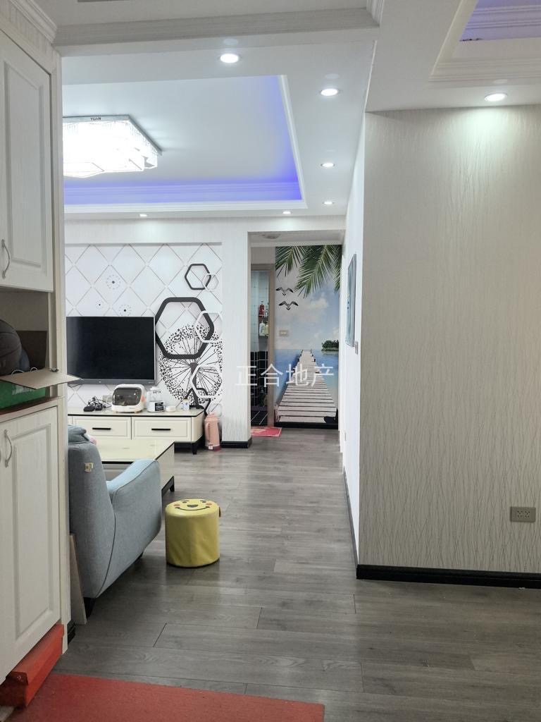 城东，精装三房，装修成色新。电梯小高层，好楼层，单价4860，满五