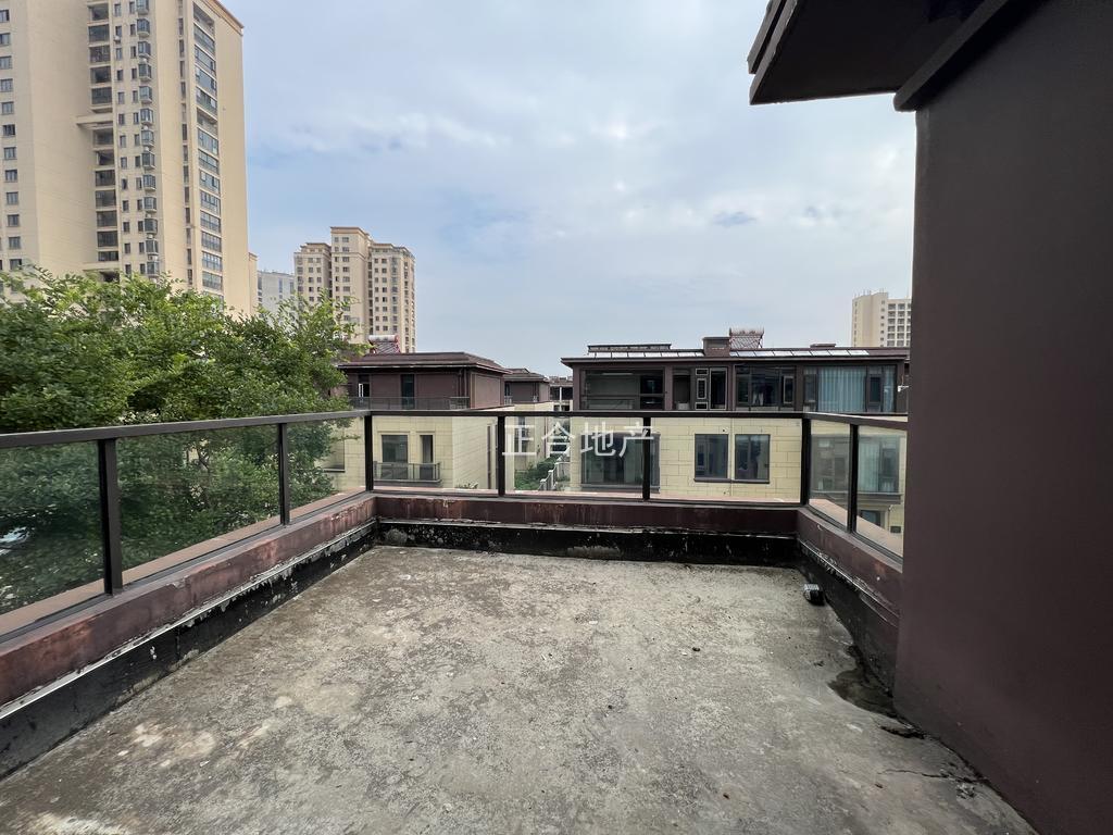 捡漏，边户，祥生观棠府别墅，一楼带大院，东边户，带两个车位，后有院子，阳光房，满二