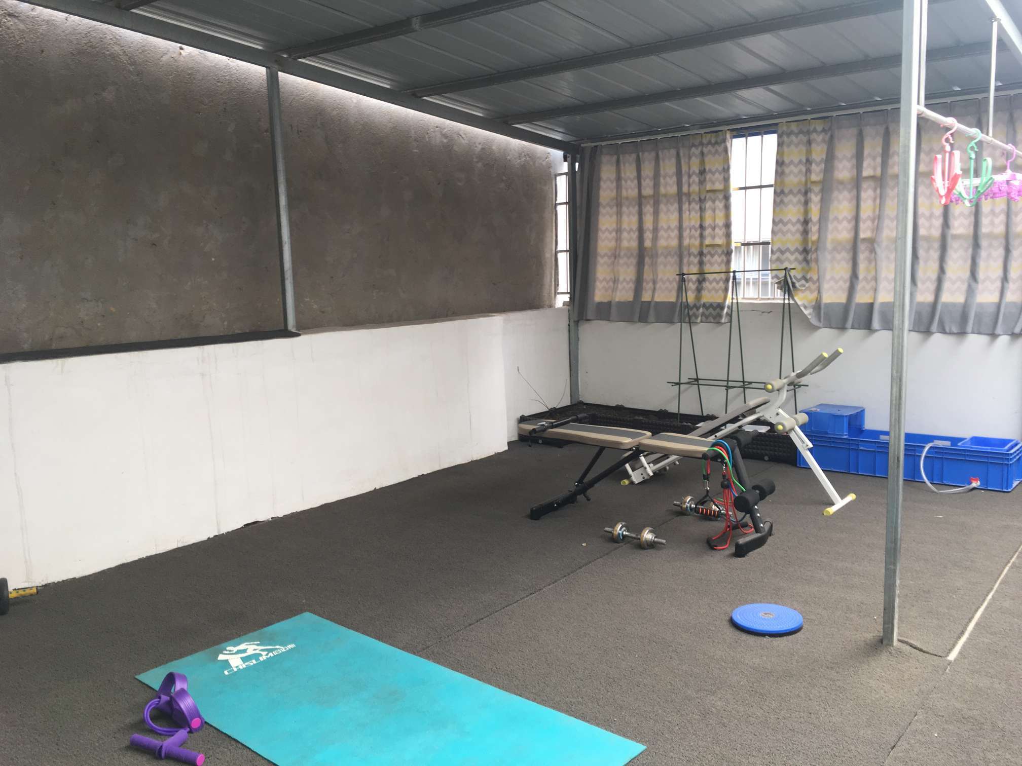 私房出售私房出售一楼门面出租中2楼自己住三楼可以出租，4楼是健身房