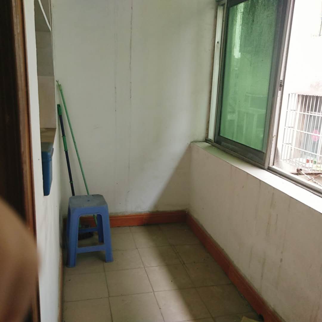 沙嘴汉江 旁边中层三房有证可过户价格很美