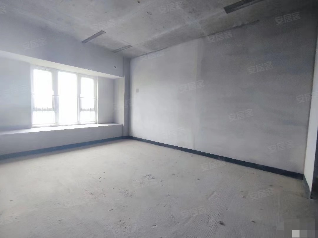 房东直接跟你减1500，碧桂园，1梯1户单价4700，小高层，南北双阳台，证满二