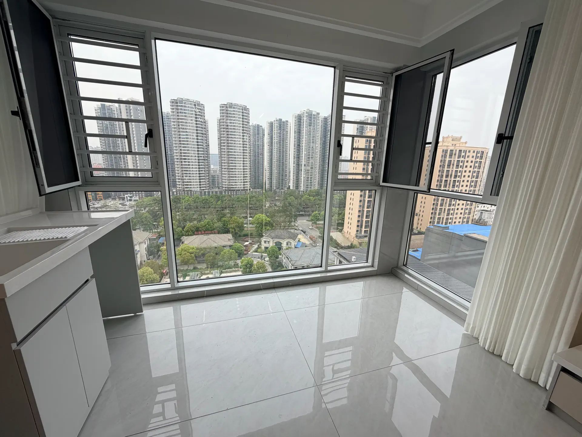 城南，天诚缘，电梯15楼，全新精装三房二卫，证满二，业主诚心出售