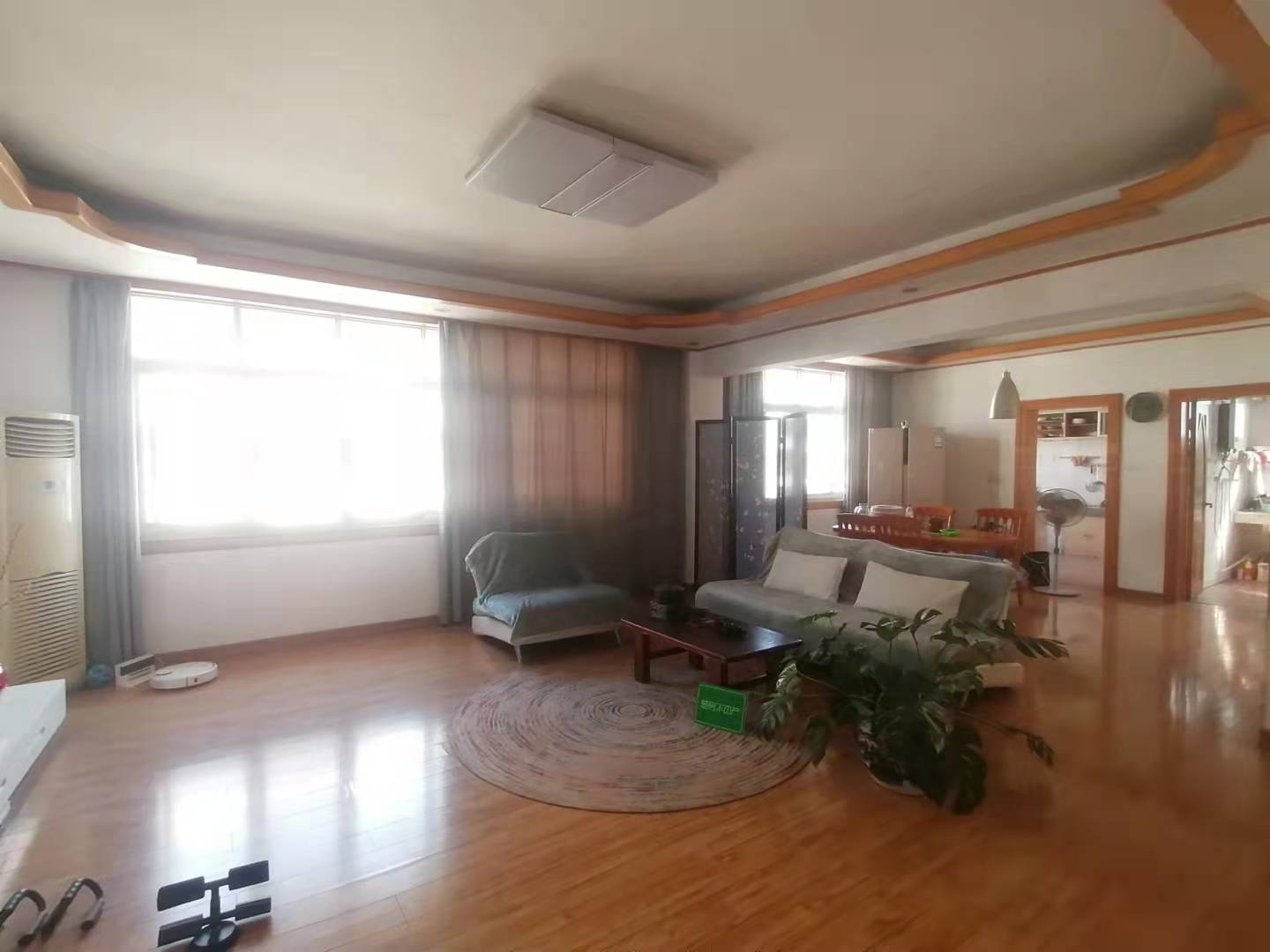 经纬楼 步梯4楼 精装修 有大院子 带地下室 旁边龙华山 对面中学 证满2年