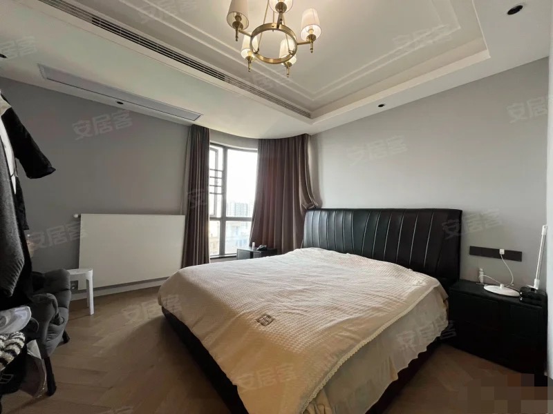 353，御台公馆，装修花了30万，边户，精装3房2卫，单价5200，全屋地暖中央空调，证满二