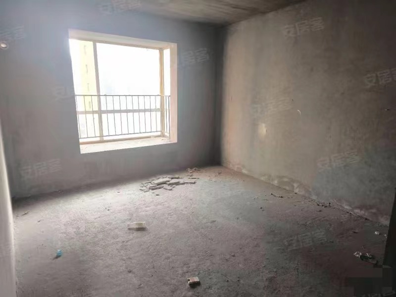 256，城南，沔阳旁，手付1万紫金城，单价4300，中间好楼层，毛坯大三房