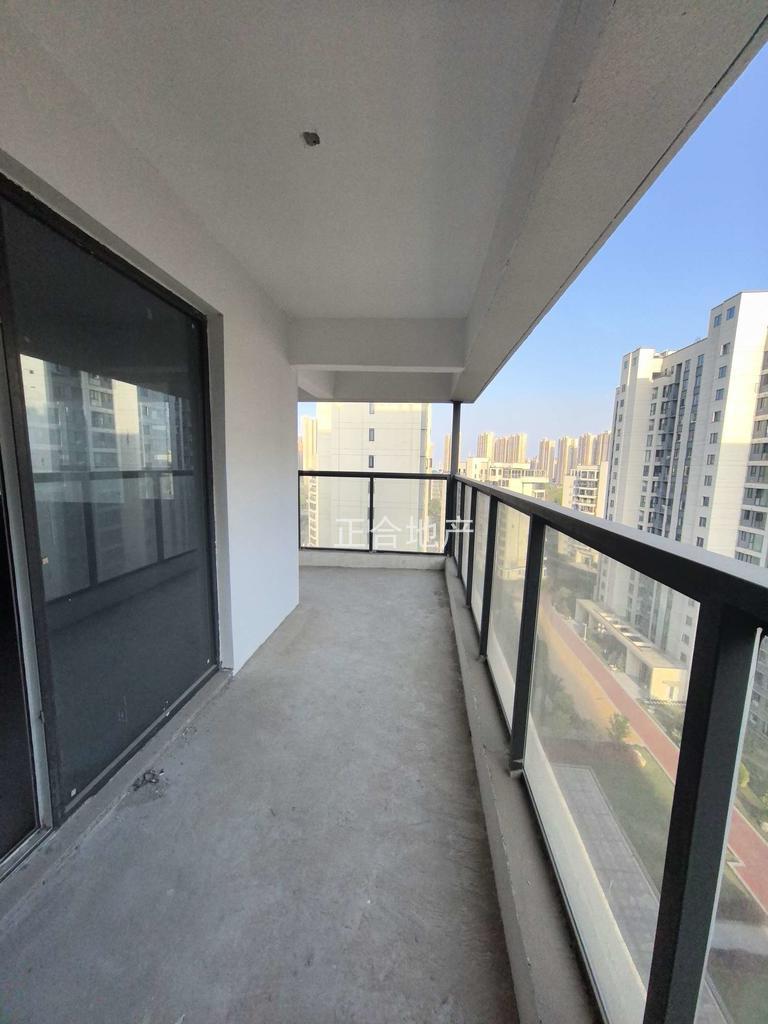 城南，蓝天花园，小高层， 纯边户，好楼层12楼，带拐角大阳台， 单价只要6400 ，一梯一户