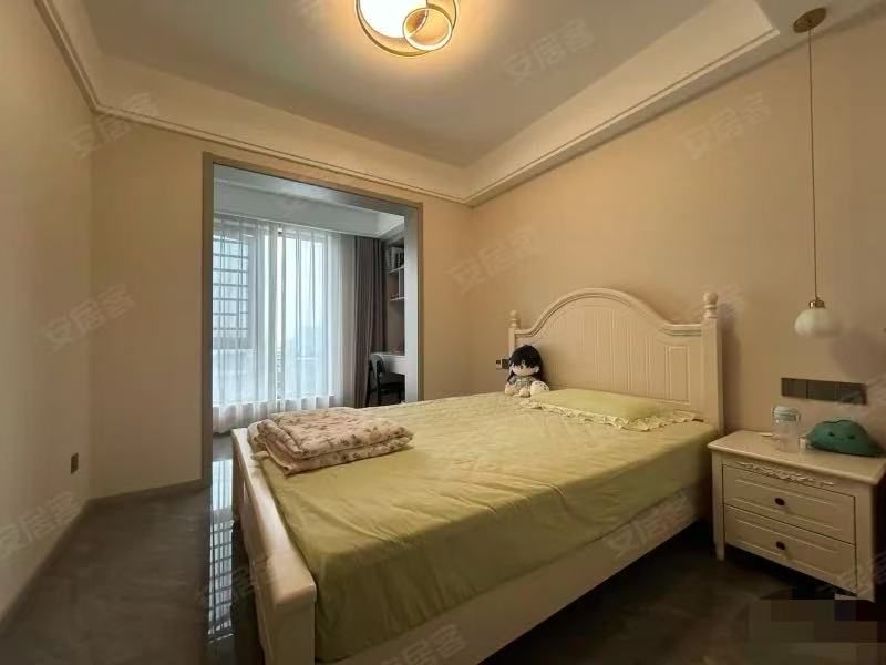 捡漏，绿地香格里拉，精装好楼层，三开间朝南，开放式厨房加导台，全屋中央空调，大落地窗