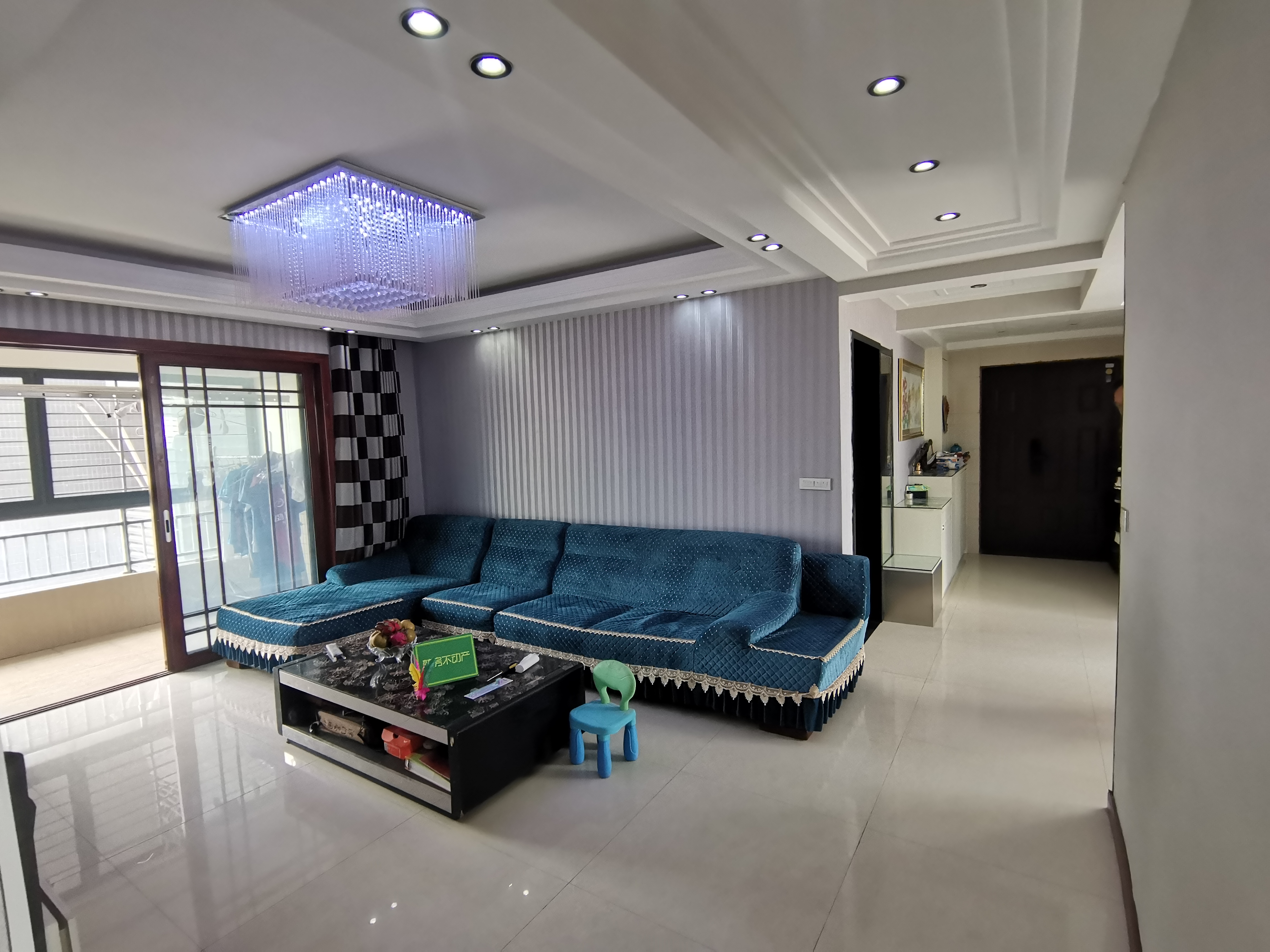 御景名邸精装三房两卫，中间好楼层，家里保养的非常好，户型通透诚意出售