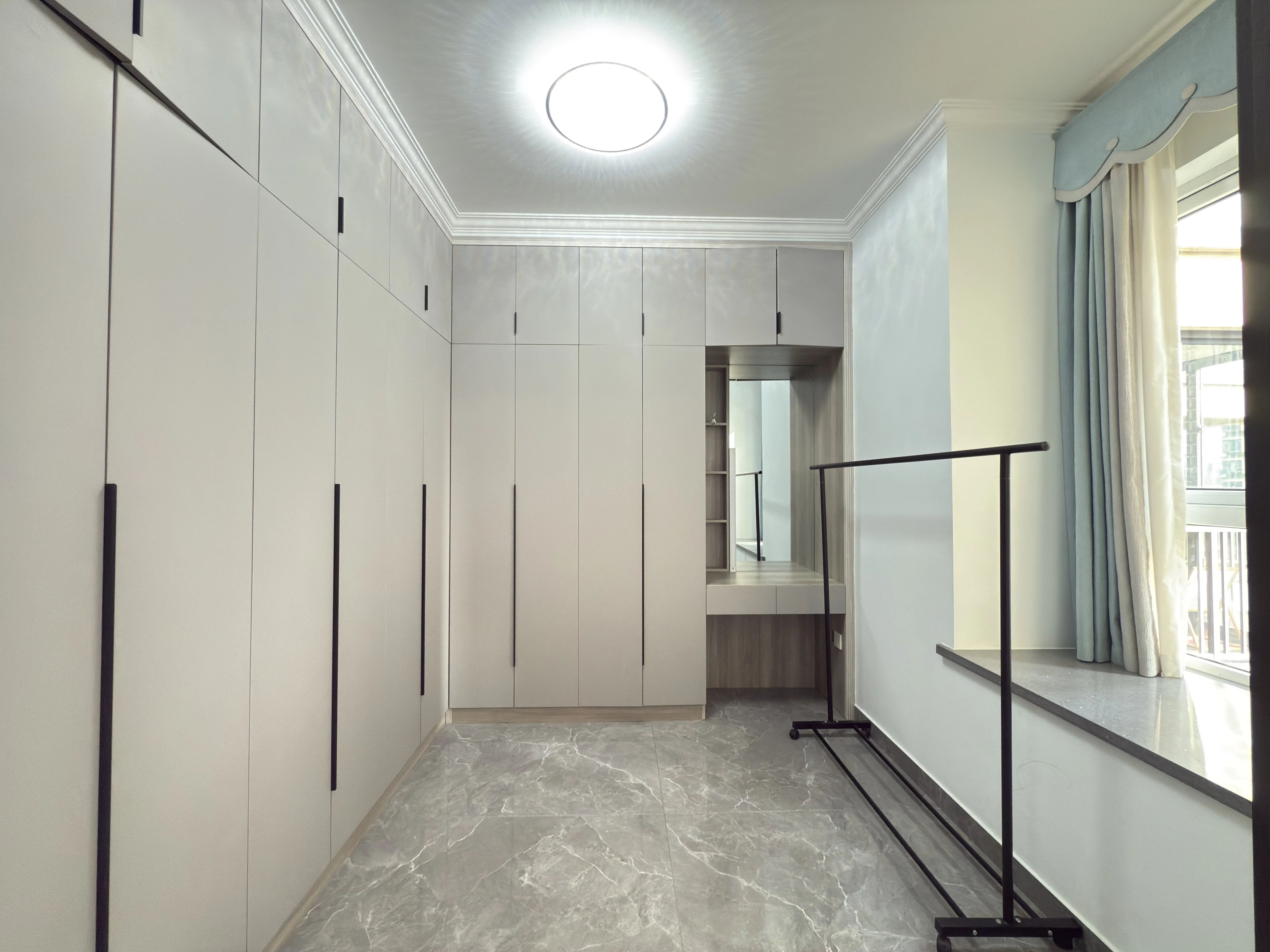 风和日丽，精装四房，全新装修，南北双阳台，单价5千多，证满二