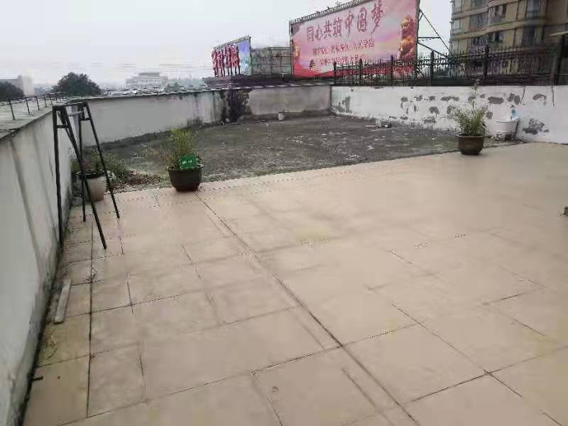 御台公馆送150平米大露台精装四房九成新价格可谈对面可以上学