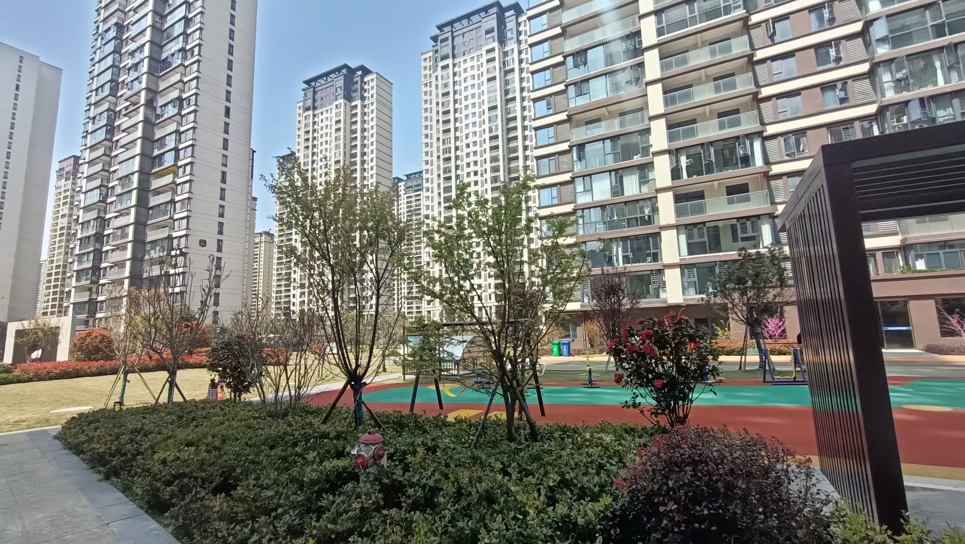 蓝天白云4室2厅2卫 全新毛坯房，现房 现房 优价出售 6100的单价。。。