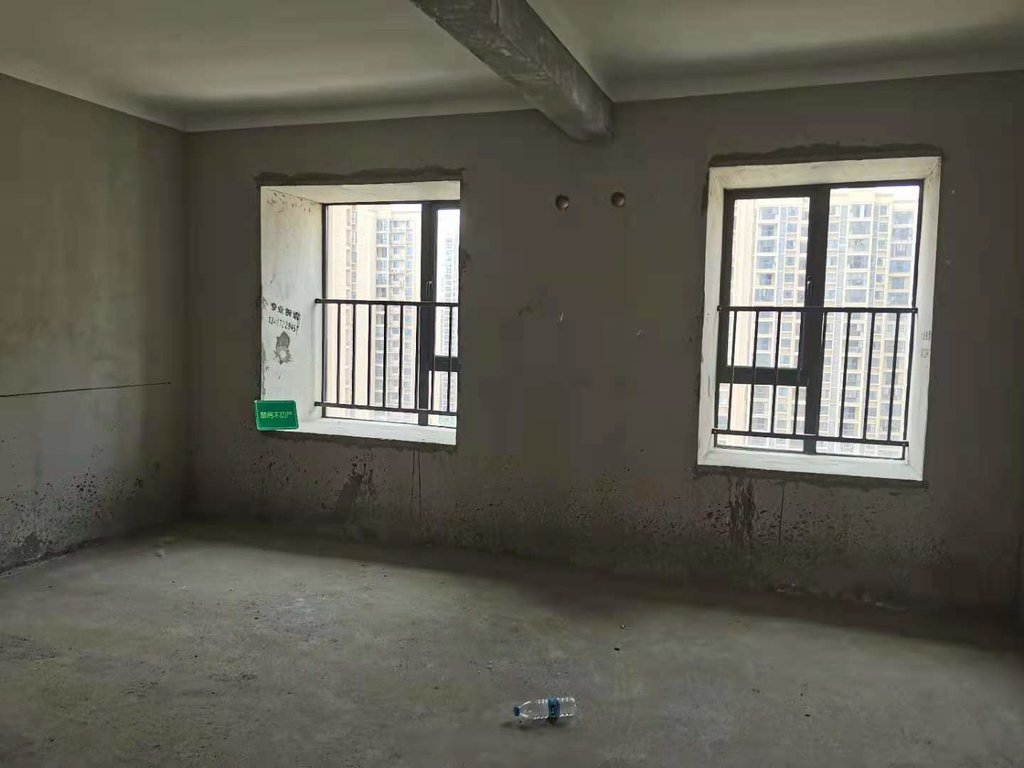 环球广场边户新华书店对面有地下停车场看房方便大三房房