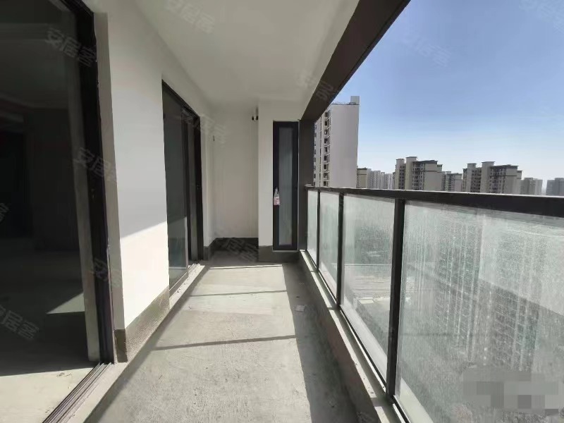 亏本出，吾悦广场 ，现房，好楼层23楼 ，68W带车位 ，三开间朝南，采光视野好，速度来