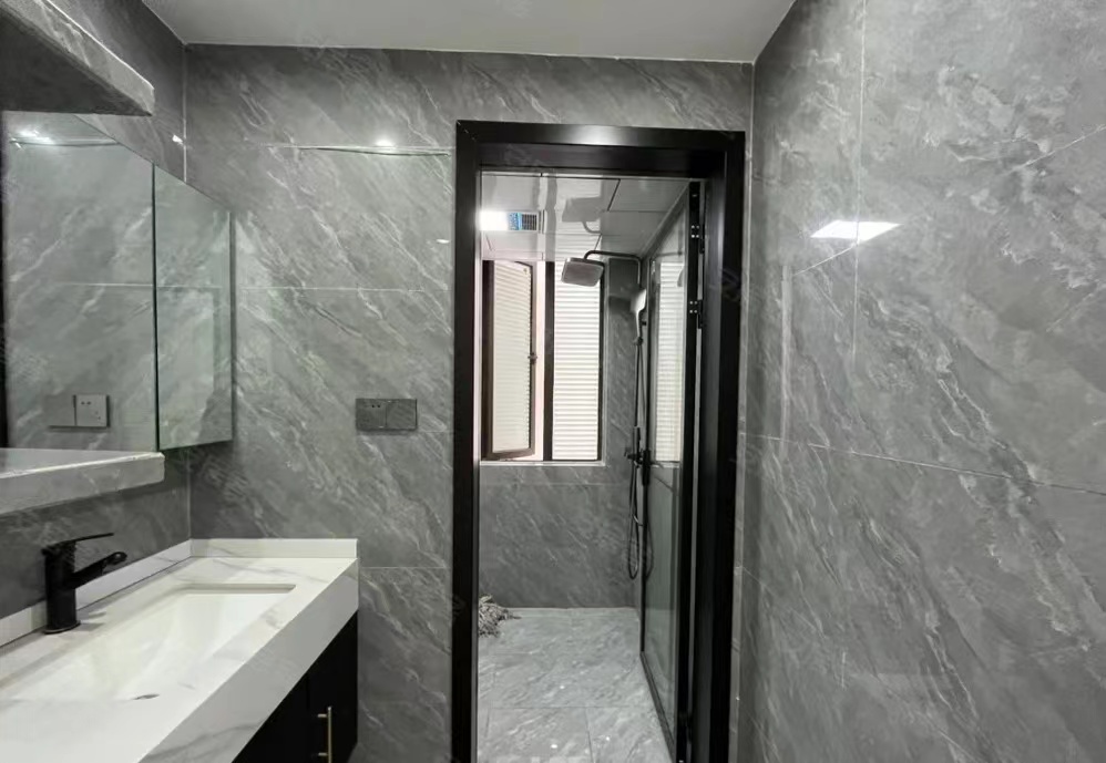 房东亏本出售，荣怀小高层，精装小三房，9.9成新，三开间朝南，好楼层