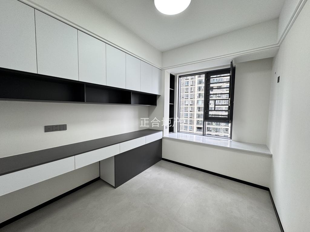 诚心出售，风和日丽，全新装修，电梯好楼层13楼，证满二，南北通透