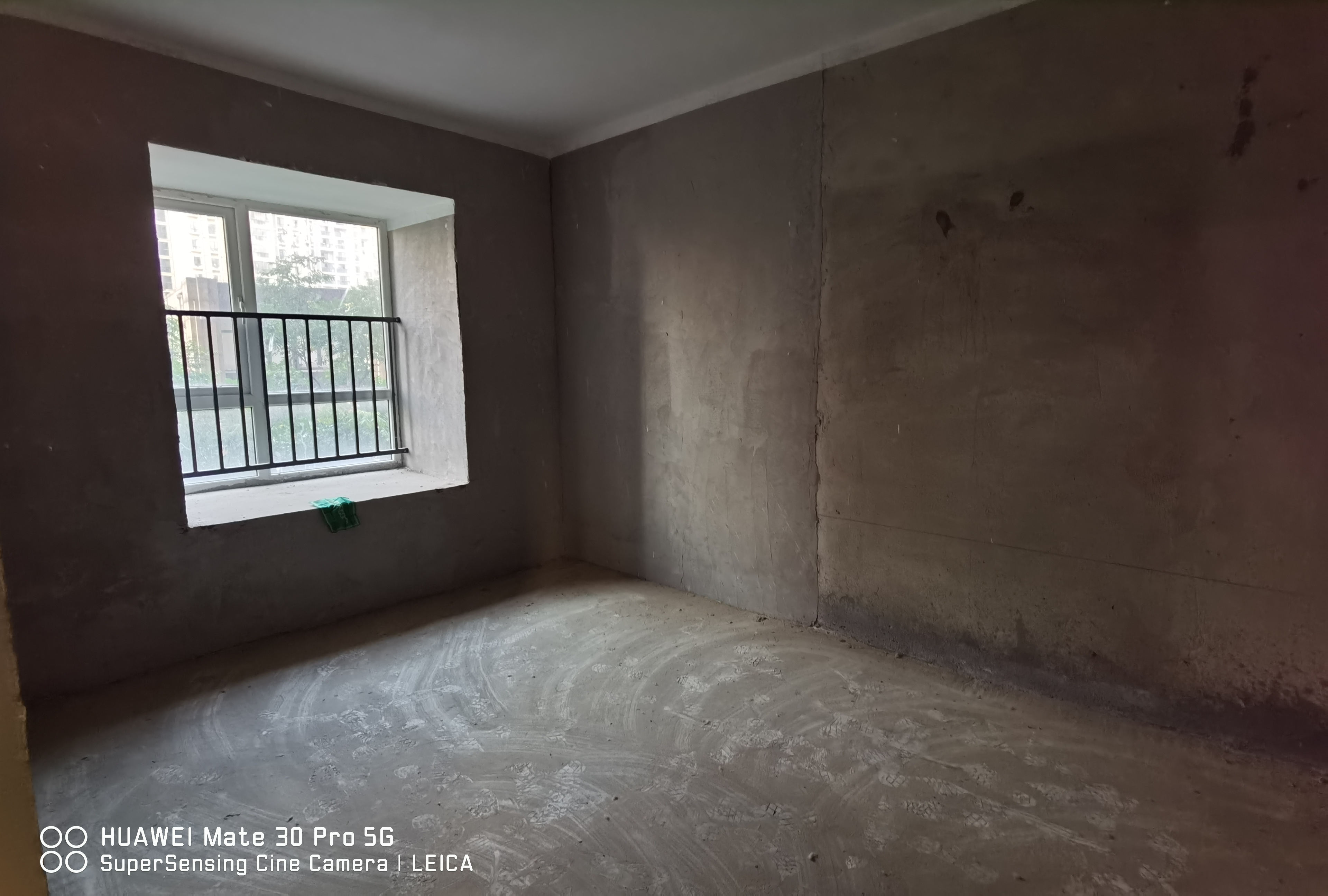 森林国际小区环境好毛坯三房南北通透出行方便看房也方便