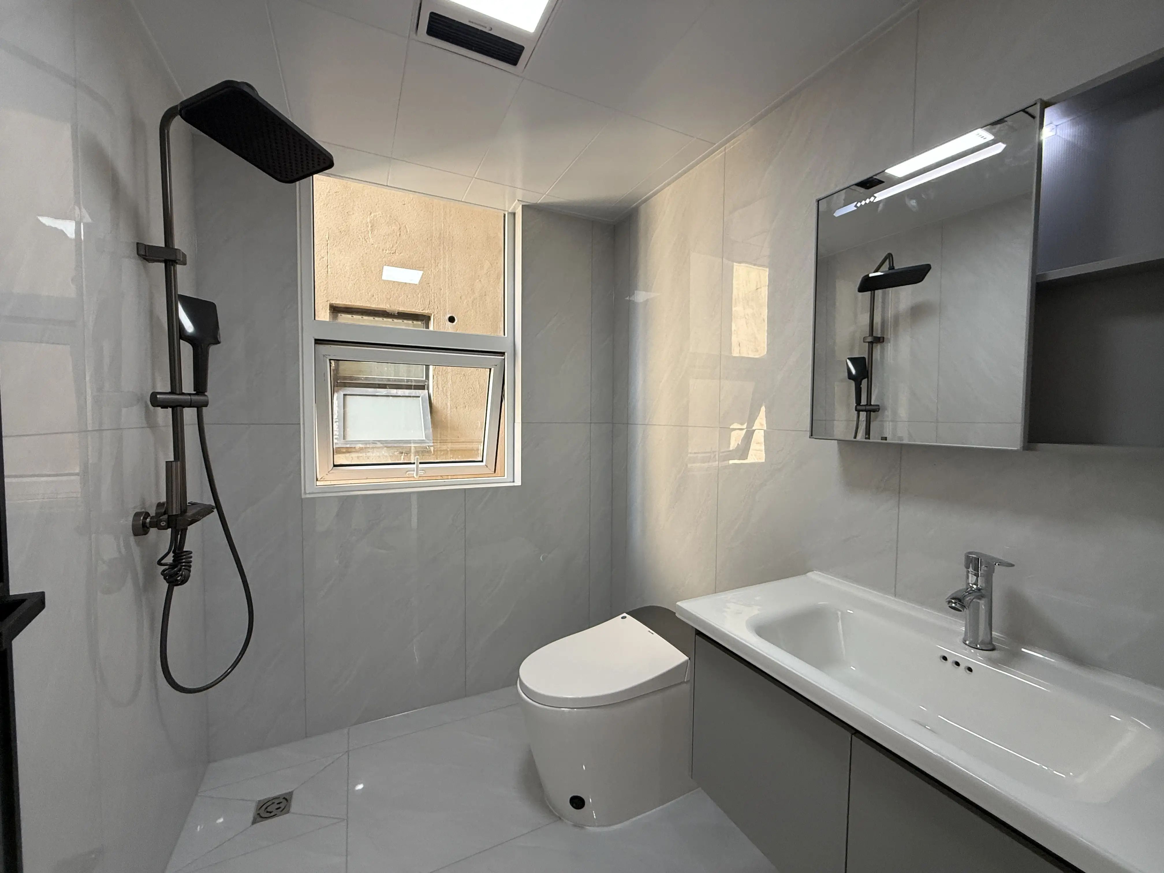 城南，元泰未来城B2区。全新装修，精装三房二卫，湖景房，中间好楼层，