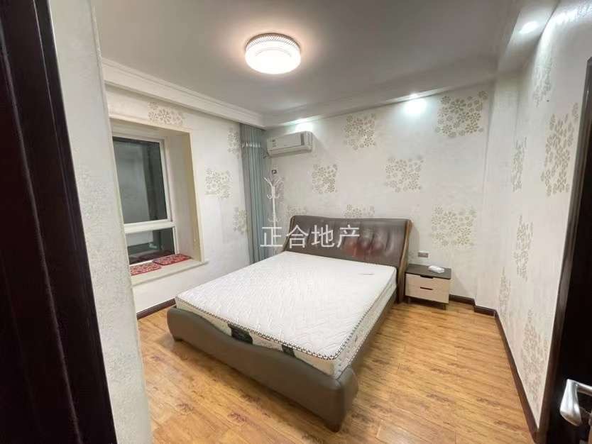 新妇幼对面，世纪雅园，精装三房，满五，优质好房，家具家电齐全