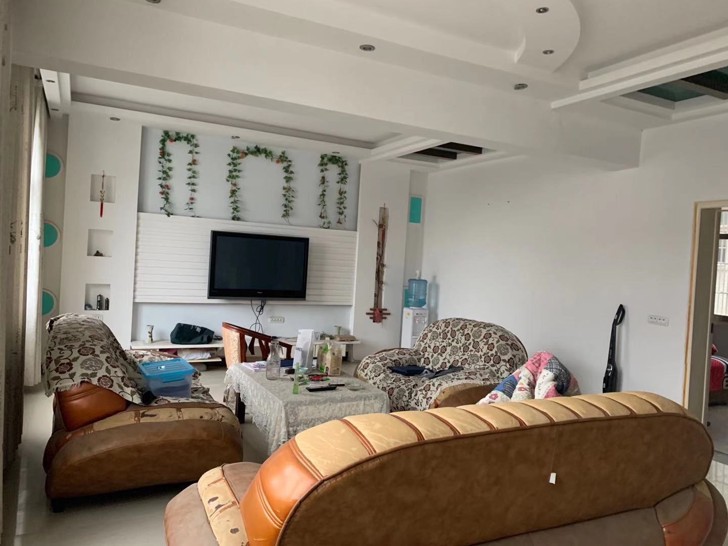 黄荆小区 街旁现浇结构门口可以停车前宽后宽实际面积440平南北朝向拎包入住