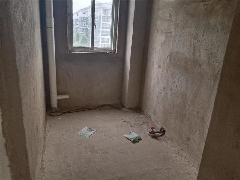 碧桂园旁，城南好房，户型采光好，中间 好楼层，送停车位和一个车库只限全款！